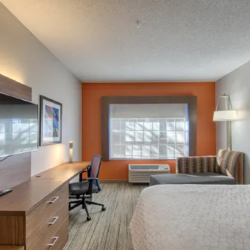 Holiday Inn Express & Suites OSHKOSH-SR 41 by IHG