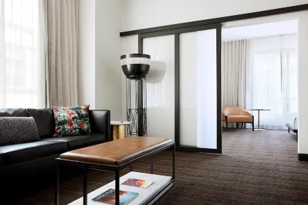 New York Marriott at The Brooklyn Bridge Отели рядом с достопримечательностью «Кладбище Грин-Вуд»