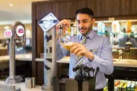 Holiday Inn Express COLCHESTER by IHG - Quầy bar