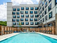 Hampton Inn & Suites Raleigh Midtown (แฮมป์ตัน อินน์ แอนด์ สวีทส์ ราลี มิดทาวน์) โรงแรมใกล้ลาสซิเตอร์ มิลล์