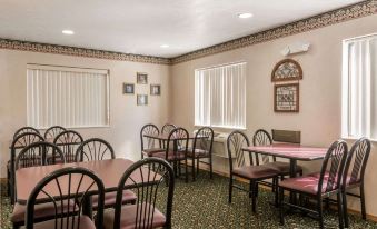 Super 8 by Wyndham New Stanton