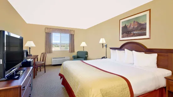 Pinedale Hotel & Suites