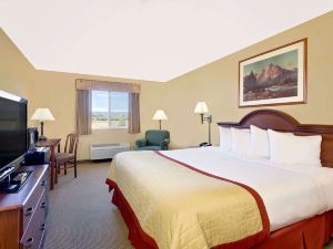 Pinedale Hotel & Suites