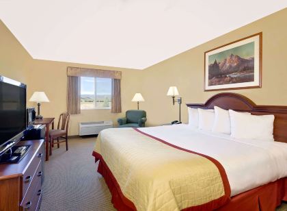 Pinedale Hotel & Suites