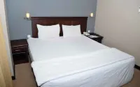 Gold Inn Hotel (Hotel Idola) Hotel dekat Serba Harga Murah Sampit