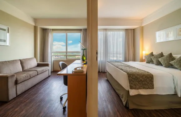 瓜魯柳斯機場美居酒店