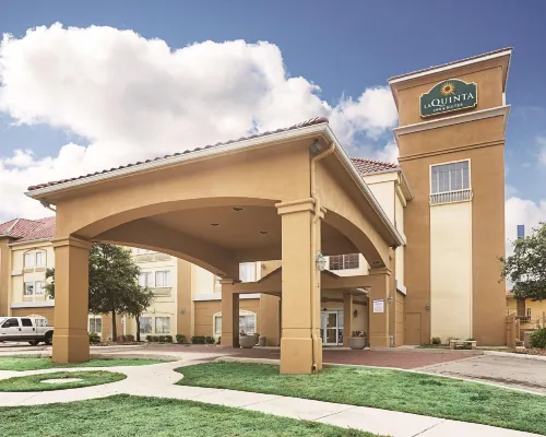 La Quinta Inn & Suites by Wyndham New Braunfels Hotels in Comal County