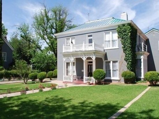 The Cottage at 241 North