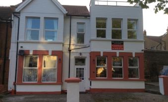 Malvern Lodge Guest House- Close to Beach, Train Station & Southend Airport