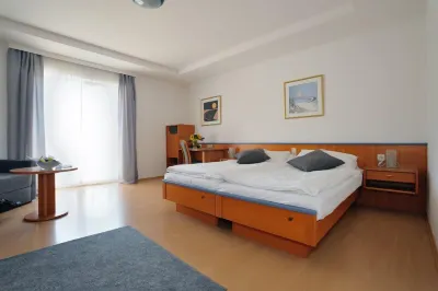 Sporthotel Podersdorf Отели в г. Руст