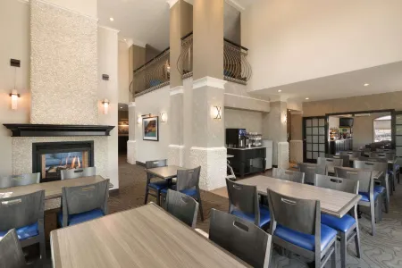 Days Inn & Suites by Wyndham Brandon Отели в г. Брандон