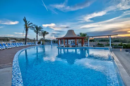 Db Seabank Resort + Spa All Inclusive Отели рядом с достопримечательностью «Mellieha Beach»