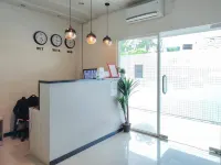 RedDoorz @ Galaxy Bumi Permai Surabaya Hotel di Semolowaru