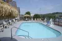 Microtel Inn & Suites by Wyndham Pigeon Forge - Swimmingpools