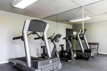 Econo Lodge Отели рядом с достопримечательностью «Публичная библиотека Ардмор»