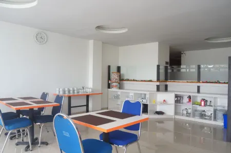 Hotel Grand Putra Syariah Kebumen Отели в г. Kebumen Regency