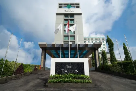 The Excelton Hotel Отели в г. Demang Lebar Daun