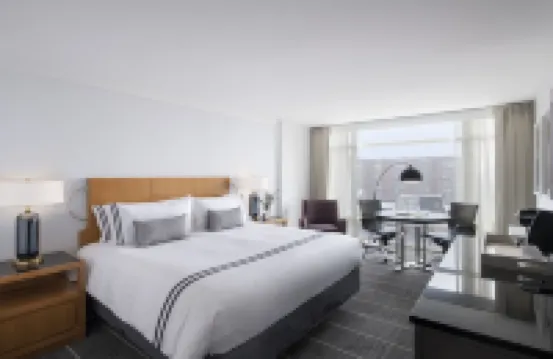 โรงแรมเดอะโคลอนเนด แบ็คเบย์