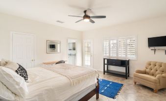Hillside Desert House - Hot Tub, Fire Pit and BBQ! 3 Bedroom Home by RedAwning