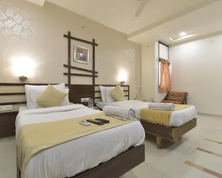 Hotel Airport Plaza Отели рядом с Аэропорт Валлабхаи Патель