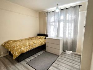 Budget 5-Bed Apartment in Barking