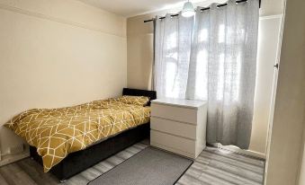 Budget 5-Bed Apartment in Barking