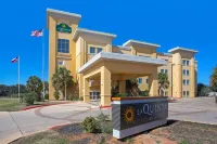 La Quinta Inn & Suites by Wyndham Pearsall Hotels near Frio Pioneer Jail Museum