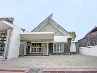 Super OYO 91618 Hotel Nawangwulan Hotel di Kepanjen Kidul