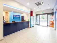Travelodge Aylesbury Hotel فنادق في Waddesdon