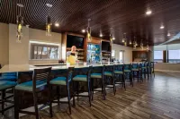 โรงแรม ฮอลิเดย์ อินน์ แอนด์ สวีทส์ Daytona Beach on the Ocean บาย IHG - ที่มีบาร์