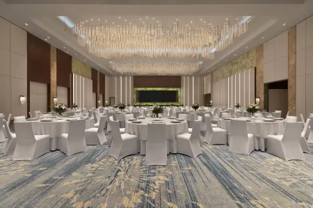 The Westin Manila Отели рядом с достопримечательностью «Lee Gardens»