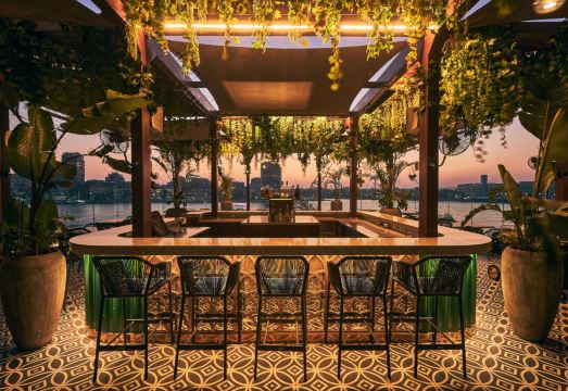 Fairmont Nile City의 고급스러운 레스토랑 내부