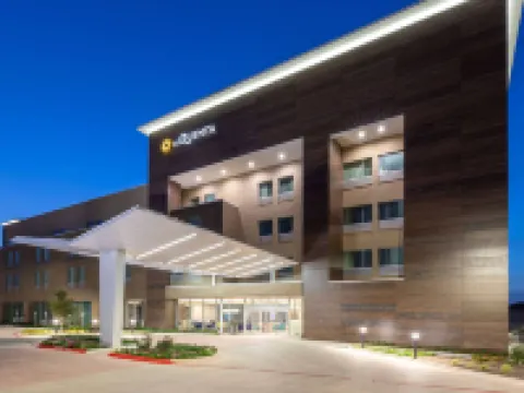 La Quinta Inn & Suites by Wyndham Round Rock Near Kalahari Hotels in Round Rock