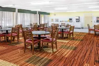 Days Inn & Suites by Wyndham Williamsburg Colonial - Pool