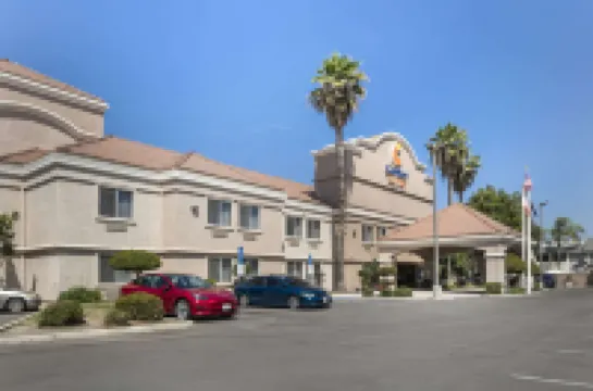 คอมฟอร์ต สวีทส์ ทูลาเร เซควอยา เกตเวย์