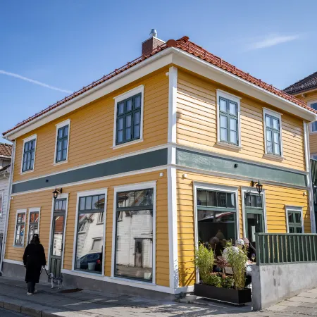 Vibrant Apartment on Bustling Street, above a Restaurant. Perfect for Tourists,