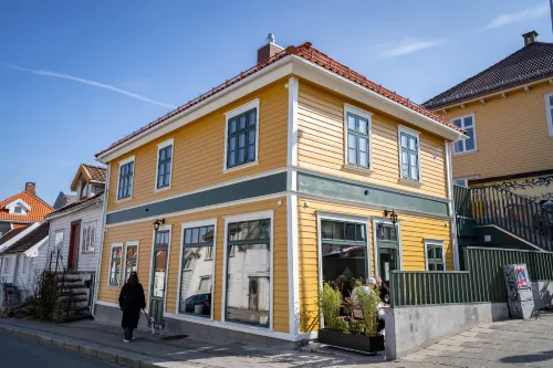 Vibrant Apartment on Bustling Street, above a Restaurant Perfect for Tourists, Hotels in Strand