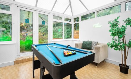 Spacious House with Garage and Garden South of Birmingham Centre