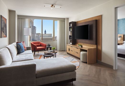 워싱턴 메리어트 앳 메트로 센터의 세련된 실내 수영장