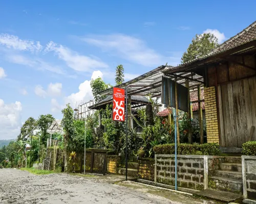 OYO Kampung Wisata Ekologi Puspa Jagad 靠近克魯德山 勿裡達縣住宿飯店