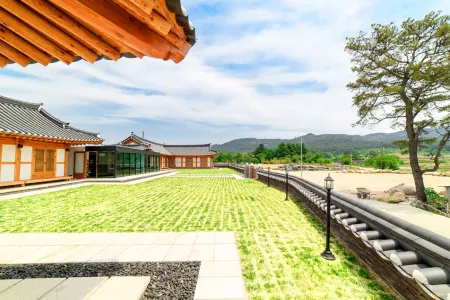 Gyeongju Hwarangroo Отели рядом с достопримечательностью «Развалины павильона Пхосокчон»