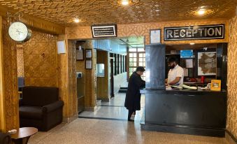 Hotel York (5 Mins Walk to Dal Lake)