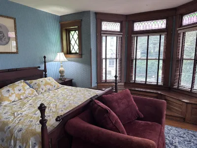 Vaast Bed & Breakfast Hotels near Stoudtburg Village