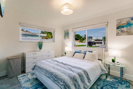 Bnb Hyperion | 5B Home w Pool, 2 Parking & Hot Tub