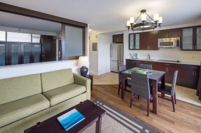 シティビュールーム(1ベッドルーム)(バス1室) リージェンシー オン ビーチウォーク ワイキキ by アウトリガーの写真