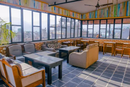 Roamers Inn - Hostel