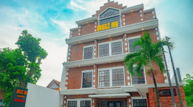 Briggs Inn Surabaya Hotels near Royal Plaza