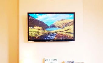 Warm Cosy Family Home with Free Parking - Housity