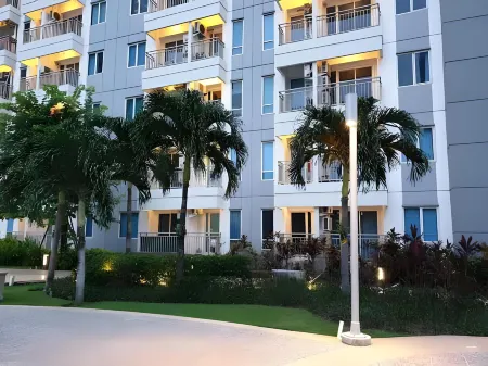 Cosmy Tanglin Apartment Отели рядом с достопримечательностью «Universitas Ciputra Surabaya»