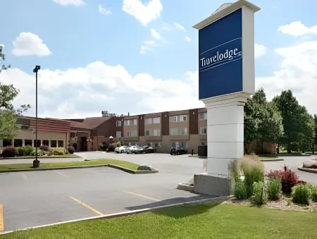 Travelodge by Wyndham Ottawa East Отели рядом с достопримечательностью «Бичвуд Фунерал, Семетери энд Кремейшен Сервисиз»